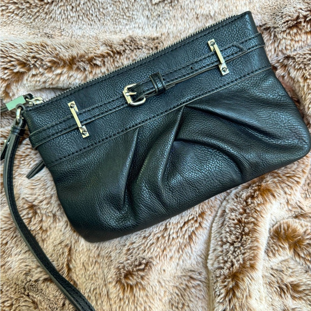 Vera Wang wristlet with card holders and zipper pocket. Black